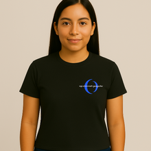 Charger l&#39;image dans la galerie, Person wearing a black t-shirt with a logo on a beige background