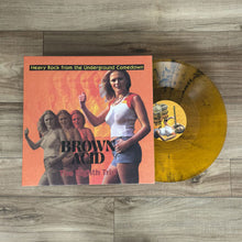 Cargar imagen en el visor de la galería, Vinyl record with a yellow disc and cover featuring a woman and text on a wooden surface