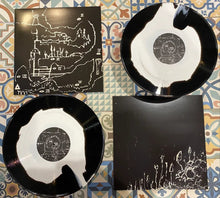 Cargar imagen en el visor de la galería, Black and white decorative plates on a patterned surface