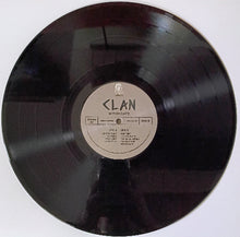 Cargar imagen en el visor de la galería, Vinyl record with 'Clan' label on a white background