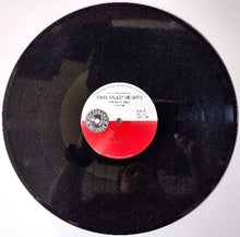 Cargar imagen en el visor de la galería, Vinyl record with a red label on a white background