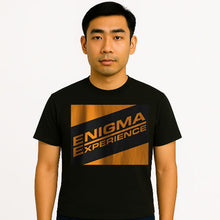 Cargar imagen en el visor de la galería, Person wearing a black t-shirt with 'Enigma Experience' logo on a white background