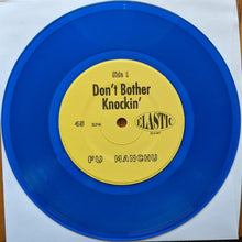 Charger l'image dans la galerie, Blue vinyl record with yellow label featuring text 'Don't Bother Knockin'' and 'Elastic' on a white background.