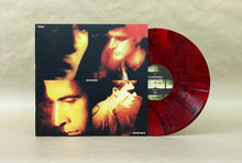 Cargar imagen en el visor de la galería, Vinyl record with red disc and cover featuring a stylized portrait on a beige background