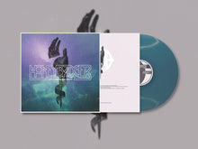 Cargar imagen en el visor de la galería, Vinyl record with cover featuring artistic design on a gray background