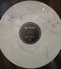 Cargar imagen en el visor de la galería, Marble-patterned vinyl record with a label on a dark surface