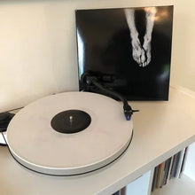 Cargar imagen en el visor de la galería, Turntable with a vinyl record on a white surface