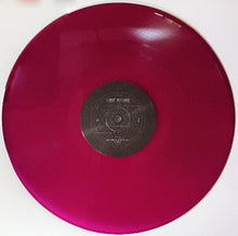 Cargar imagen en el visor de la galería, Vinyl record with a red disc and black label on a white background