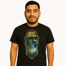 Cargar imagen en el visor de la galería, Man wearing a black t-shirt with a graphic design on a white background