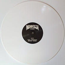 Cargar imagen en el visor de la galería, Vinyl record with a white disc and black label featuring 'Mendozza' on a white background