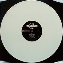 Cargar imagen en el visor de la galería, Vinyl record with a black label on a white background
