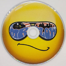 Cargar imagen en el visor de la galería, Disc with a face design featuring sunglasses and text on a yellow background