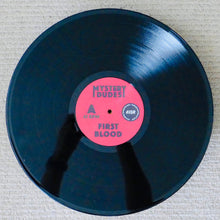 Cargar imagen en el visor de la galería, Vinyl record with a pink label on a textured surface