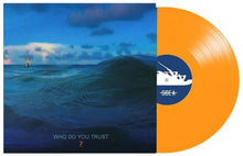 Cargar imagen en el visor de la galería, Vinyl record with ocean and lighthouse design on cover