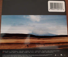 Cargar imagen en el visor de la galería, Pearl Jam - Yield back compact disc cover artwork.