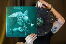 Cargar imagen en el visor de la galería, Vinyl record with cover featuring a bird design, held by a person.