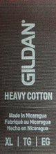 Charger l&#39;image dans la galerie, Gildan label on a fabric with &#39;Heavy Cotton&#39; text and &#39;Made in Nicaragua&#39; information.