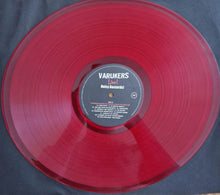 Cargar imagen en el visor de la galería, Red vinyl record with a label on a dark surface