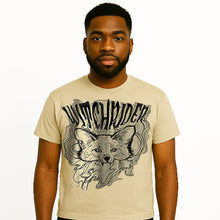 Cargar imagen en el visor de la galería, Man wearing a beige t-shirt with a graphic design on a white background