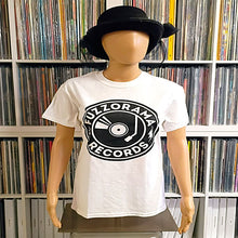 Charger l'image dans la galerie, Fuzzorama Records - Logo Shirt female mannequin.