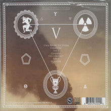 Cargar imagen en el visor de la galería, Truckfighters - V back compact disc cover artwork.